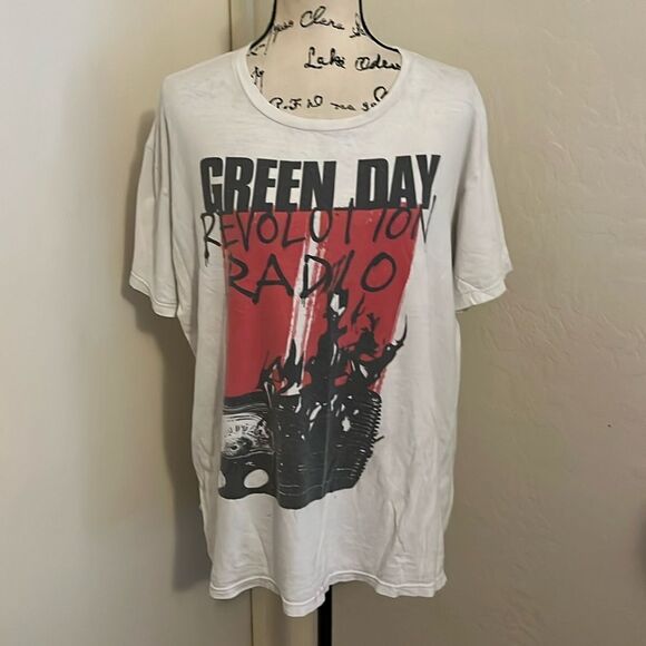 Green Day Band Revolution Radio White Graphic Shirt Casual Music - Picture 1 of 10